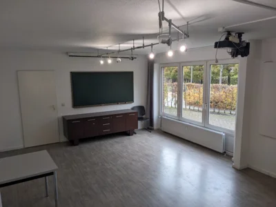 Vorschaubild: großer Raum mit Kreidetafel
