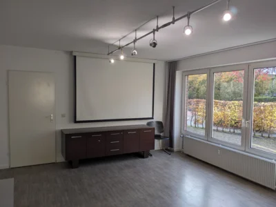 Vorschaubild: großer Raum mit Leinwand und Beamer