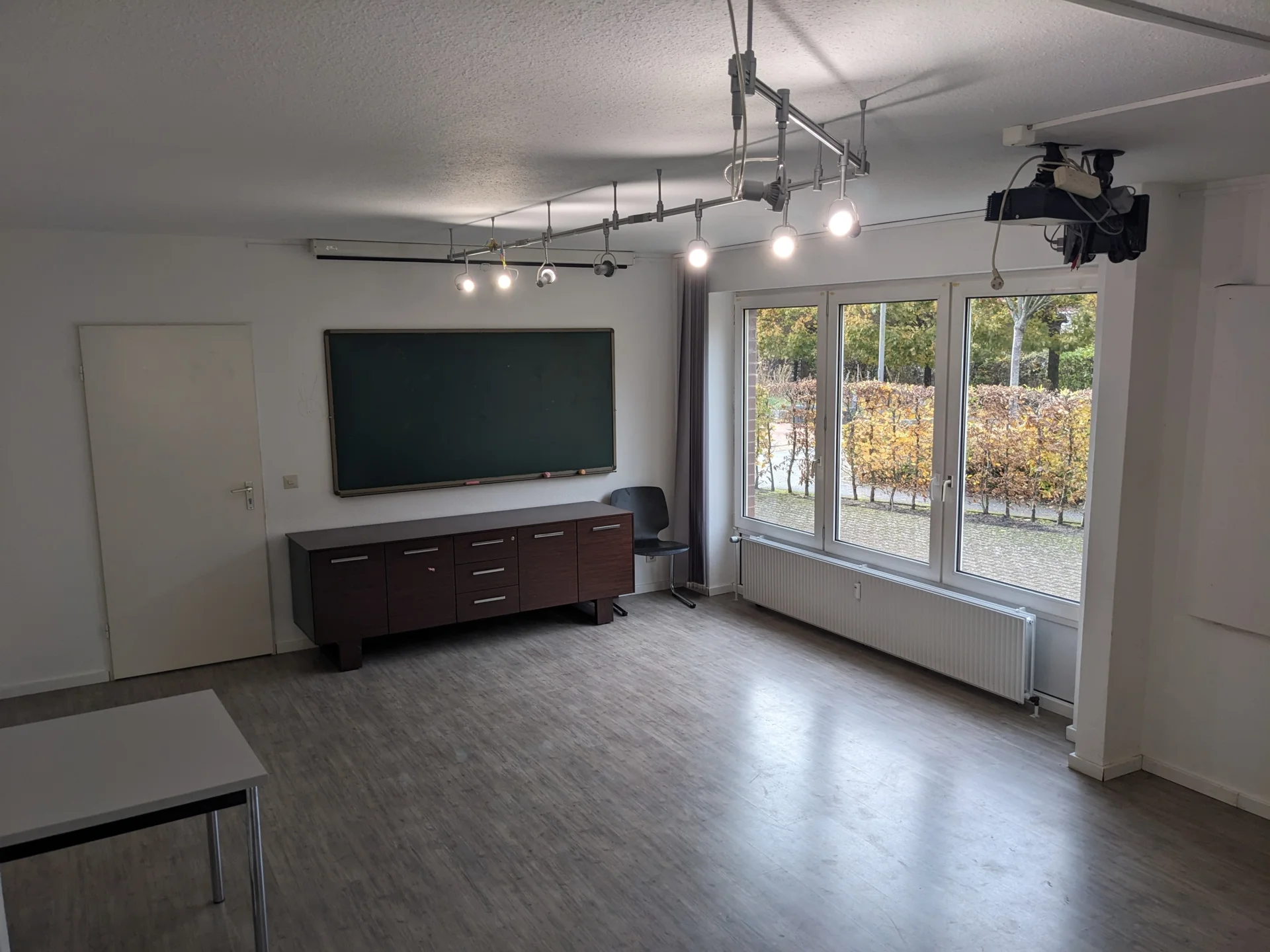 Bild: großer Raum mit Kreidetafel