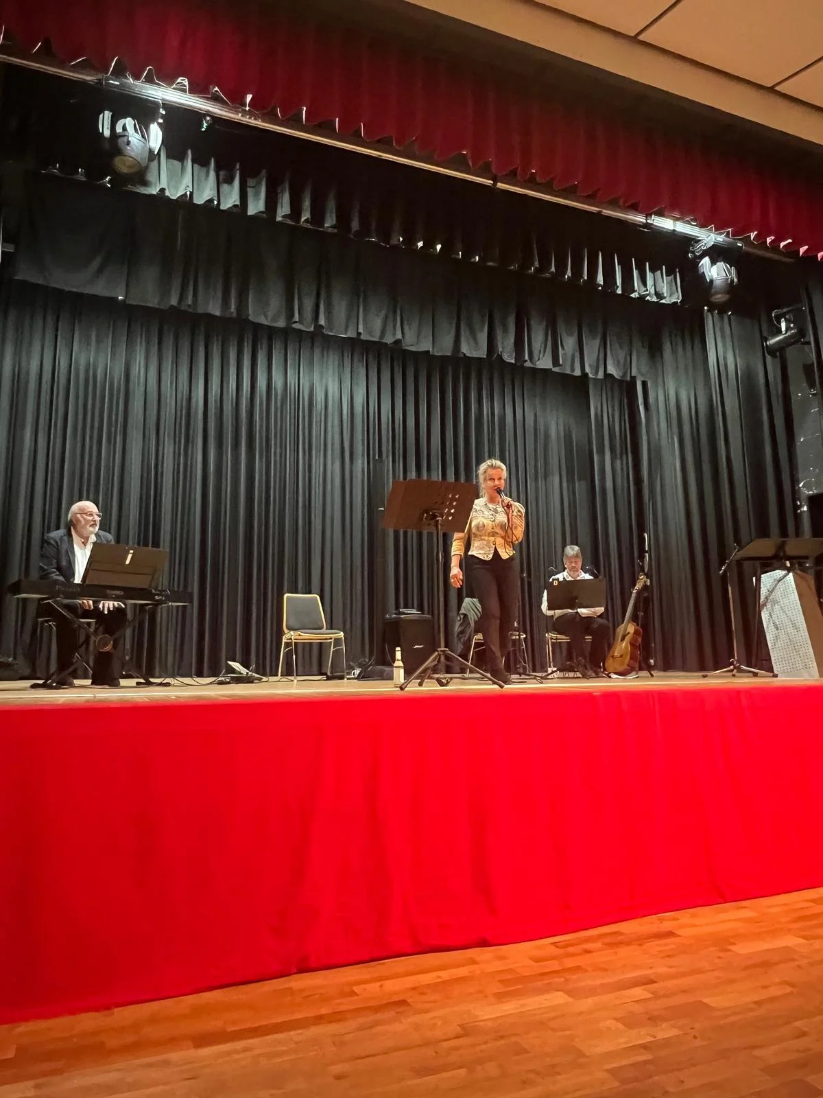 Foto der Galerie: Benefizkonzert mit Tina Benz, Hans-Peter Höller und Carl-Walter Petersen