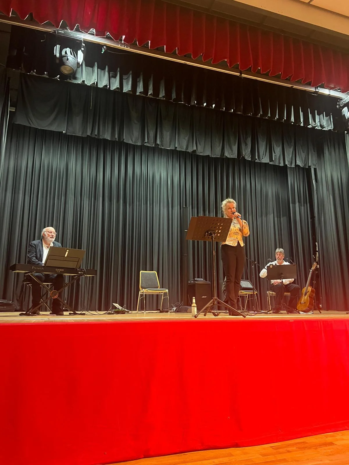 Foto der Galerie: Benefizkonzert mit Tina Benz, Hans-Peter Höller und Carl-Walter Petersen