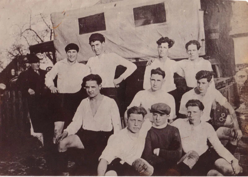 1. Mannschaft im Jahr 1929. Damals hie&szlig; der Verein noch FC Grenzwacht. Hinten v.l.: Hermann Neuss (Fahrer), Alois Steffens, Johann V&ouml;ll, Josef V&ouml;ll und Bernhard Wolter. Mitte v.l.: Otto Weishaupt, Franz Schmitz und Willi Arens Vorne v.l.: Bernhard Classen, Erich Classen und Johann Arens  (Bild vergr&ouml;&szlig;ern)