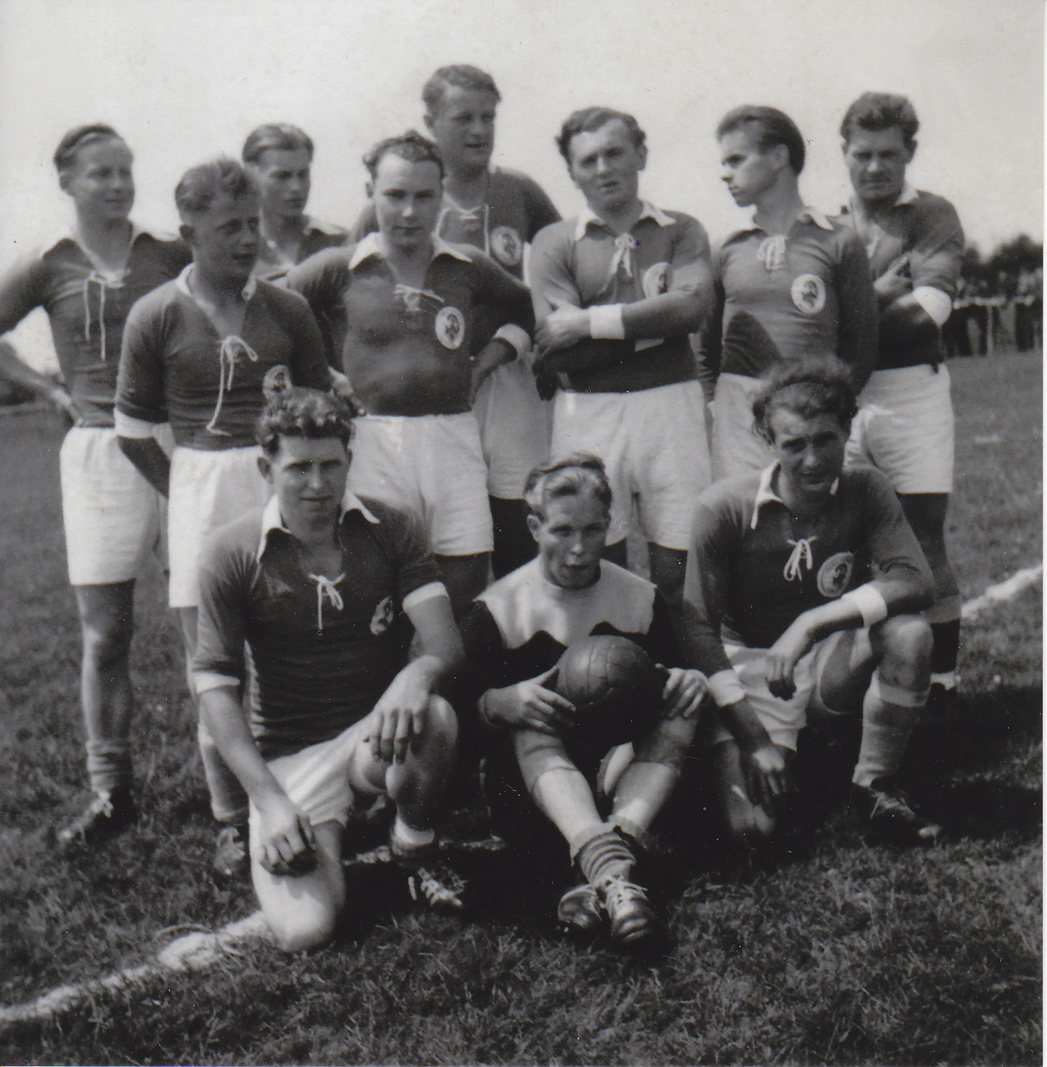 Das m&uuml;sste auch die 1.Mannschaft Mitte der 50-er Jahre sein. Das Bild zeigt von links: Alois Sch&uuml;tt (sein Sohn hat uns dieses Foto zur Verf&uuml;gung gestellt), Fritz Reinartz, Eduard Koch, Hermann Reinartz, Karl Baltus, Josef Schr&ouml;der, Heinz Felser und Edmund Theissen. Vorne sieht man Martin Zymdars, Erich Schmitz (Cindy) und Kurt Schreiber.  (Bild vergr&ouml;&szlig;ern)