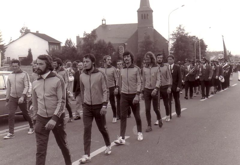 Im Festzug sahen die TuS - Fu&szlig;baller, hier 1975, immer besonders gut aus!  (Bild vergr&ouml;&szlig;ern)