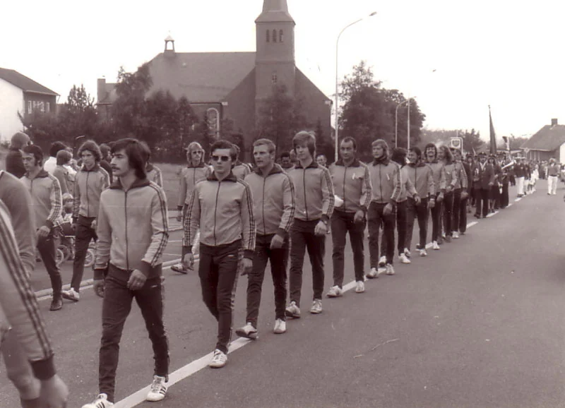 Im Festzug sahen die TuS - Fu&szlig;baller, hier 1975, immer besonders gut aus!  (Bild vergr&ouml;&szlig;ern)