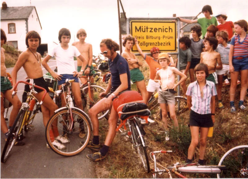 TuS - Radtour nach M&uuml;tzenich im Kreis Bitburg. Der gutaussehende junge Mann mit Brille in der Mitte ist &uuml;brigens Rudi Cla&szlig;en, Sohn unseres verstorbenen Gr&uuml;ndungsmitgliedes Karl Cla&szlig;en.  (Bild vergr&ouml;&szlig;ern)