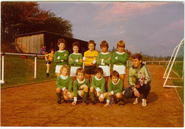 Dieses Bild der F-Jugend aus dem Jahr 1977 stellte uns J&ouml;rg Friedrich zur Verf&uuml;gung. Die Mannschaft wurde vor 30 Jahren mit Trainer Fritz Steffens Meister. Das Bild zeigt oben von links: Gerd Daniel, Heino Breuer, Walter Heinrichs, Udo Carl und J&ouml;rg Friedrich. Unten von links sind zu sehen: Michael Carl, J&uuml;rgen Koch, Dieter Steffens, J&uuml;rgen Steffens und Trainer Fritz Steffens.  (Bild vergr&ouml;&szlig;ern)