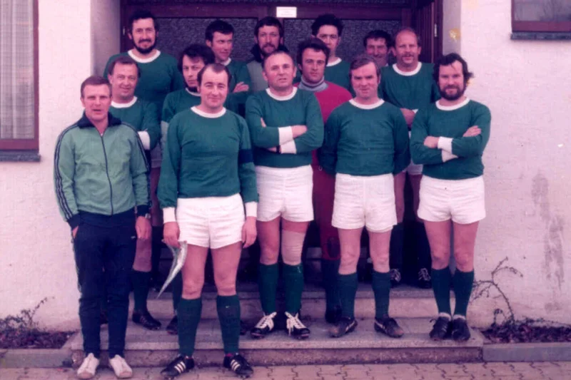 Alte Herren 1977 vor dem Sportheim  (Bild vergr&ouml;&szlig;ern)
