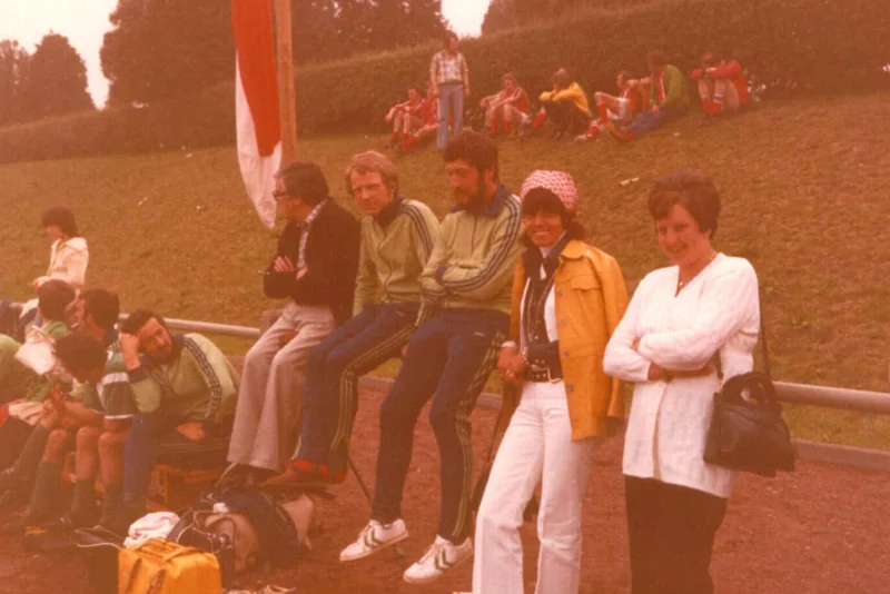 1977 in Dedenborn warten auf das n&auml;chste Spiel  (Bild vergr&ouml;&szlig;ern)