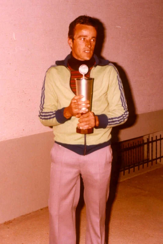 Manni Heinrichs mit Pokal in Rohren  (Bild vergr&ouml;&szlig;ern)