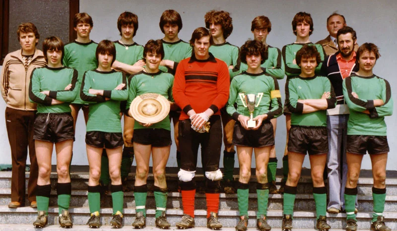 Die legend&auml;re A-Jugend Meistermannschaft von 1979/80 Hinten v.l.: Trainer Fritz Steffens, Rudi Kapellmann, Raimund V&ouml;ll, Karl Volpatti, Bernd Jentges, Oswald Klee, Rainer F&ouml;rster und der damalige Vorsitzende Josef Schr&ouml;der Vorne v.l.: Heiner Schepp, Winni Bauer, Manfred Schreiber, Bruno Ruf, Herbert Schillings, Christoph Kneer, Gesch&auml;ftsf&uuml;hrer Robert Steffens und Rolf Gombert  (Bild vergr&ouml;&szlig;ern)