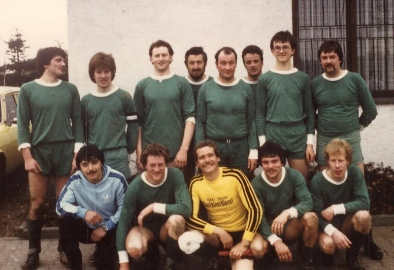 3. Mannschaft 1981 Hinten v.l.: Michael Sommer, Georg Sommer, Manfred Koch, Robert Steffens, Otmar Heuel, Manfred Heinrichs, Berthold Reinartz und Helmut Felser. Vorne v.l.: Norbert Schillings, Franz-Josef Koch, Reinhard Peters, Erwin Schillings und Gottfried V&ouml;ll.  (Bild vergr&ouml;&szlig;ern)