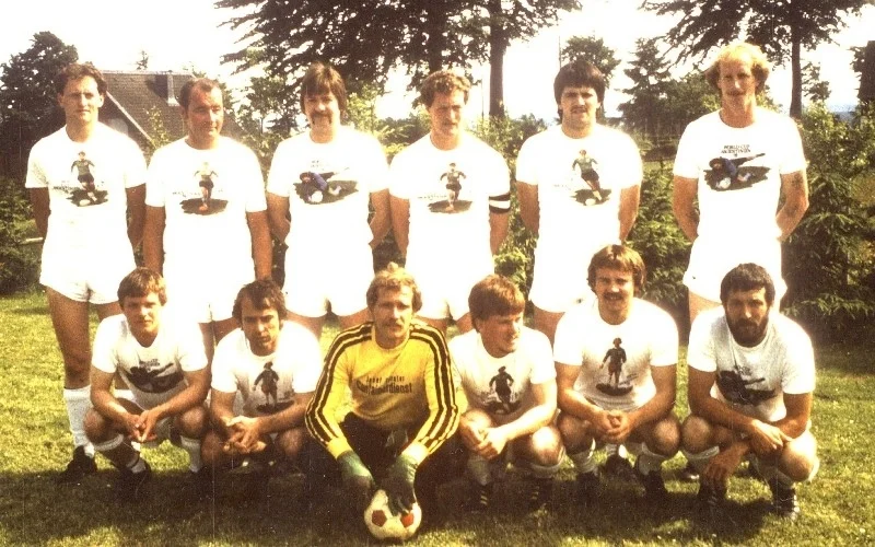 3. Mannschaft 1981 Hinten v.l.: Manfred Koch, Otmar Heuel, Helmut Felser, Franz-Josef Koch, Michael Sommer, Klaus Carl. Vorne v.l.: Franz-Josef Theissen (H&ouml;fen), Josef Alt, Reinhard Peters, Georg Sommer, Karl-Heinz Scheffen und Hansj&uuml;rgen Nie&szlig;en.  (Bild vergr&ouml;&szlig;ern)