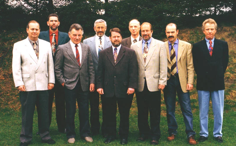 Das gro&szlig;e Jubil&auml;um von TuS & TV. 75 Jahre Sport in M&uuml;tzenich. Der TuS-Vorstand im Jubil&auml;umsjahr: Von links: AH-Obmann Manfred Theis, Sozialwart G&uuml;nter Kallenbrunnen, Ehrenvorsitzender Edmund Theissen, Gesch&auml;ftsf&uuml;hrer Robert Steffens, Vorsitzender Erwin Sauer, Kassierer Ernst Krings, Leiter Ski-Abteilung Bodo Friedrich, Jugendleiter Rolf V&ouml;ll, Fu&szlig;ballobmann Helmut Poth  (Bild vergr&ouml;&szlig;ern)