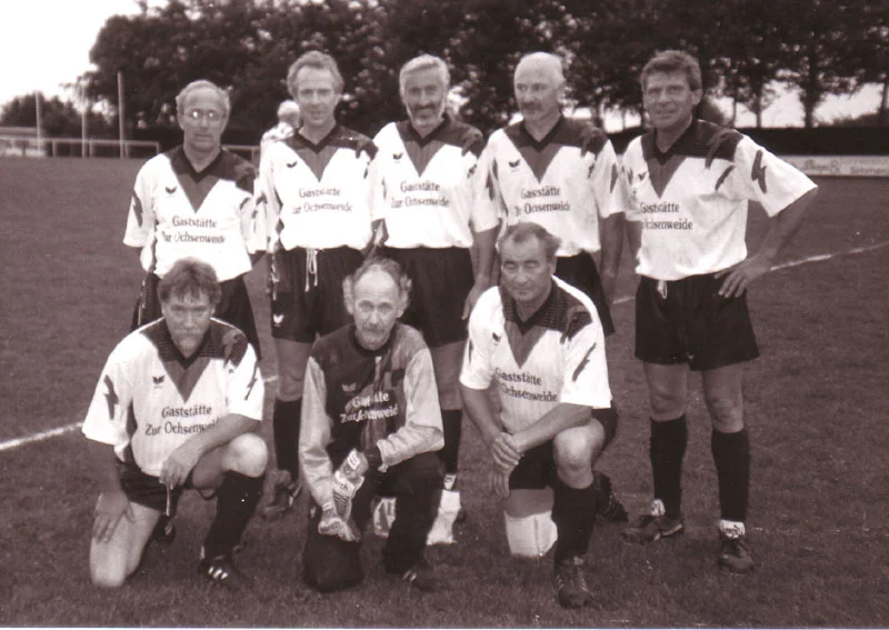 Alte Herren &Uuml; 50 wird souver&auml;n Kreismeister. Vorne v.l.: Friedel Schmitz, Rudi Cla&szlig;en und Otmar Heuel. Hinten v.l.: Josef Kirch, Helmut Poth, Robert Steffens, Reinhold Cla&szlig;en und Rainer Liedtke  (Bild vergr&ouml;&szlig;ern)