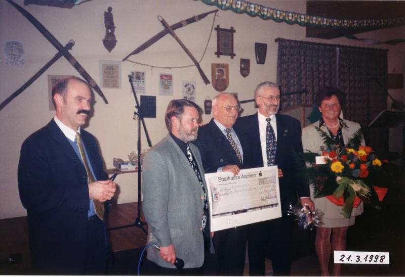 DFB - Pr&auml;sident Dr. Egidius Braun in M&uuml;tzenich beim TuS. Robert Steffens wurde f&uuml;r 40-j&auml;hrige Gesch&auml;ftsf&uuml;hrert&auml;tigkeit geehrt. Von links: 2. Vorsitzender Rolf V&ouml;ll, 1. Vorsitzender Erwin Sauer, Dr. Egidius Braun, Robert Steffens und Ehefrau Resi  (Bild vergr&ouml;&szlig;ern)