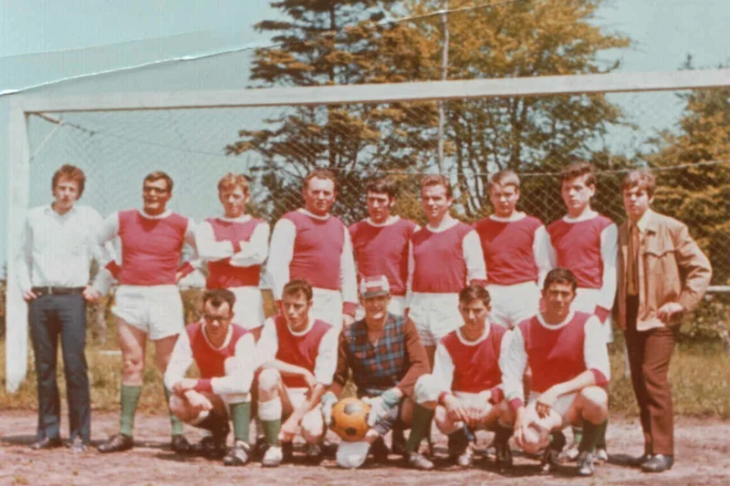 TuS Mannschaft auf dem alten Sportplatz  (Bild vergr&ouml;&szlig;ern)