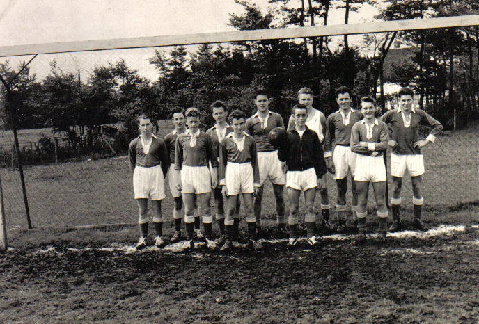 Zur Verf&uuml;gung gestellt von Wilfried Kirch. Auf der R&uuml;ckseite meines Originalbildes steht: "Die Jugendmannschaft des TuS M&uuml;tzenich nach dem Spiel gegen TuRa Monschau - 6:0 gewonnen" Das m&uuml;&szlig;te unsere damalige A-Jugend 1959 gewesen sein.  (Bild vergr&ouml;&szlig;ern)