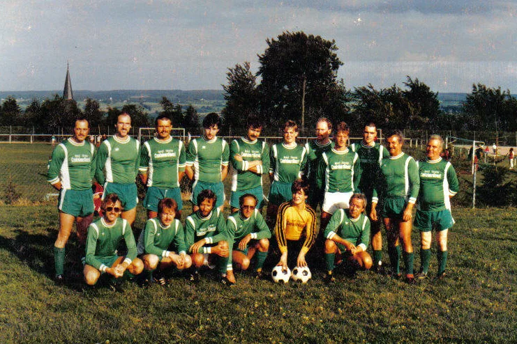 Zur Verf&uuml;gung gestellt von Wilfried Kirch. Dieses Bild zeigt die Mannschaft "In den Benden" (so glaube ich hiess die) bei einem Turnier in M&uuml;tzenich vor ca 20-25 Jahren "Unser Dorf spielt Fu&szlig;ball". Ich wohnte damals in Walheim und wurde f&uuml;r dieses Spiel "reaktiviert". Josef und Hans m&uuml;&szlig;ten genaueres wissen.  (Bild vergr&ouml;&szlig;ern)