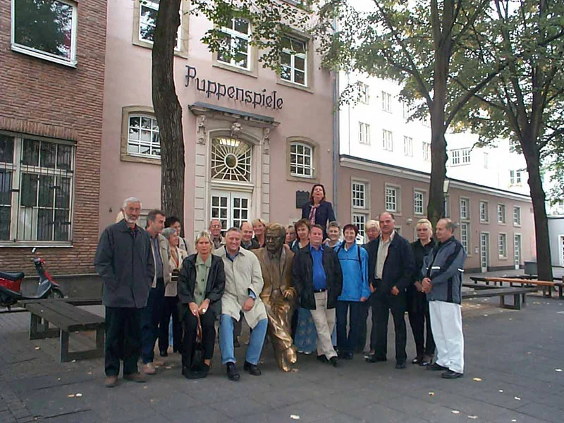 Gruppenbild vor dem Henneschen Theater in K&ouml;ln  (Bild vergr&ouml;&szlig;ern)
