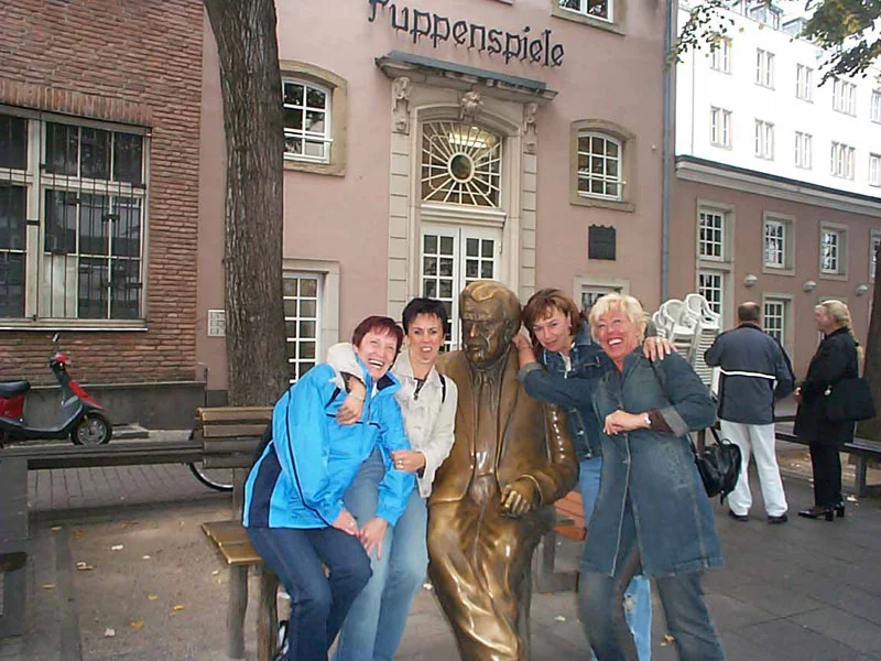 Willi und die Weiber. Von links: Angela Sauer, Monika Bongard, Willi Millowitsch, Gabi Steffens und Dora Gehlen  (Bild vergr&ouml;&szlig;ern)