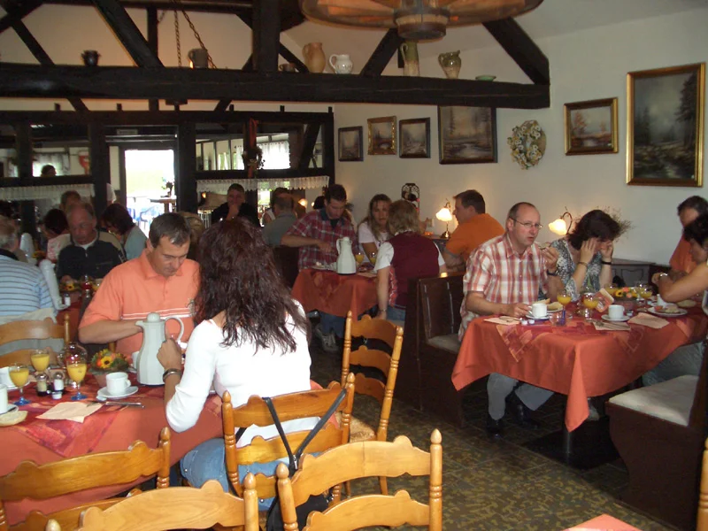 Fr&uuml;hst&uuml;ck in der Buche in M&uuml;tzenich  (Bild vergr&ouml;&szlig;ern)