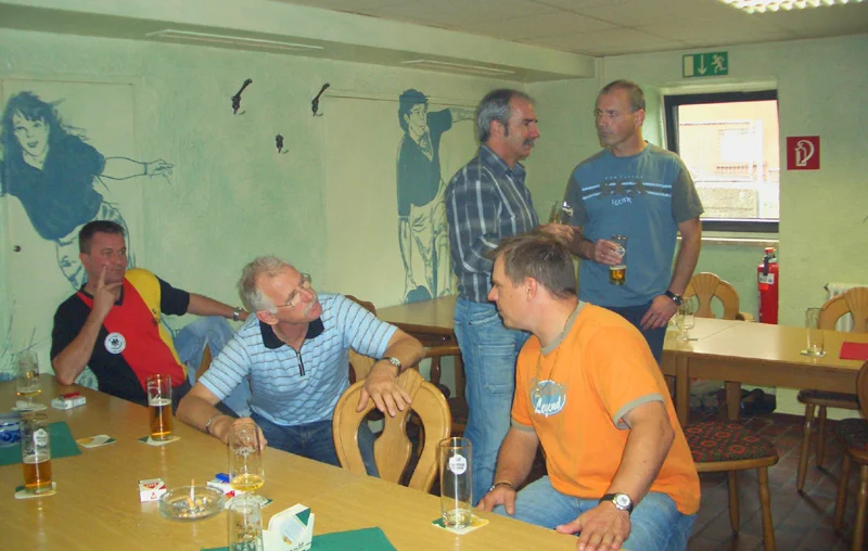 Auf der Kegelbahn von links: Volker Jollet, Dietmar Classen, Kalle Steffens mit Rolf Weishaupt, sitzend Achim Carl.  (Bild vergr&ouml;&szlig;ern)