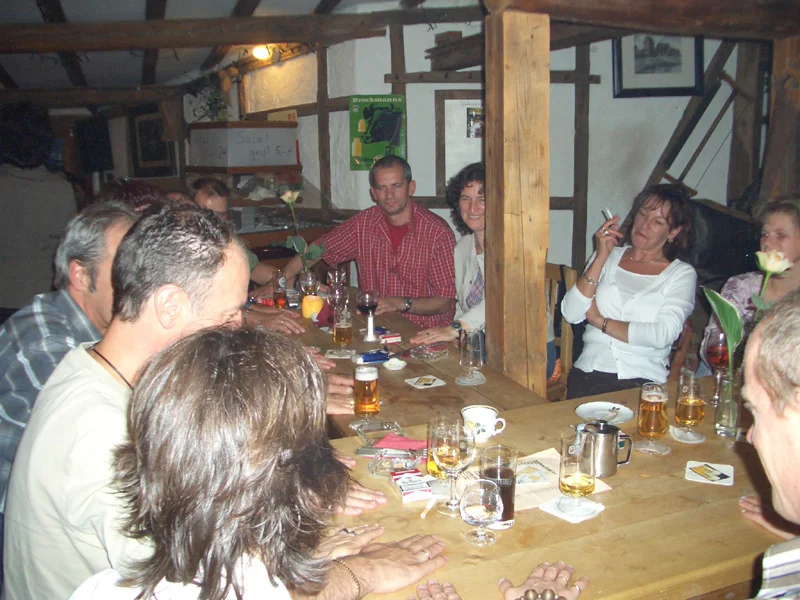 Der &uuml;bliche Zeitvertreib nach dem Essen  (Bild vergr&ouml;&szlig;ern)