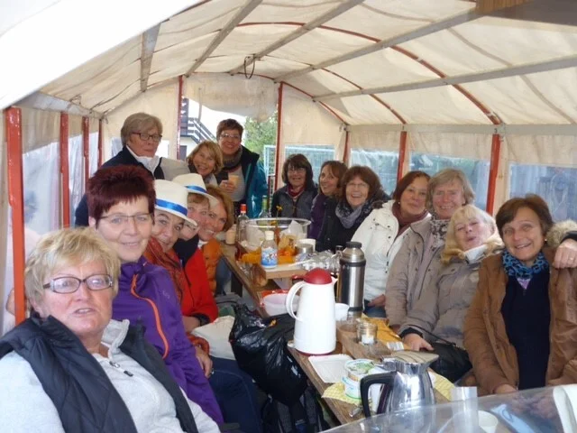 Foto der Galerie: Gymnastik Frauen im Planwagen unterwegs