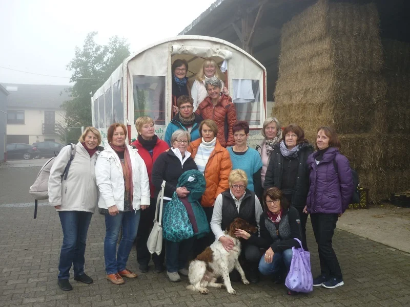 Foto der Galerie: Gymnastik Frauen im Planwagen unterwegs
