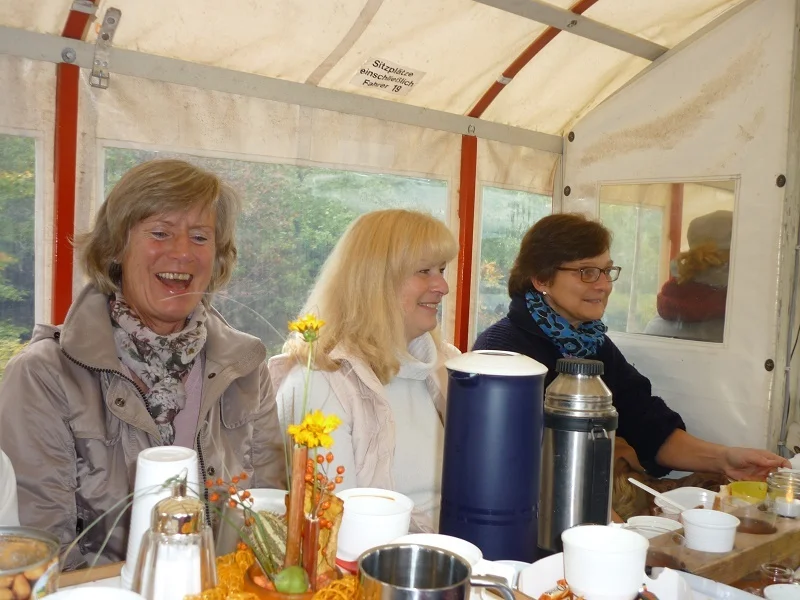 Foto der Galerie: Gymnastik Frauen im Planwagen unterwegs