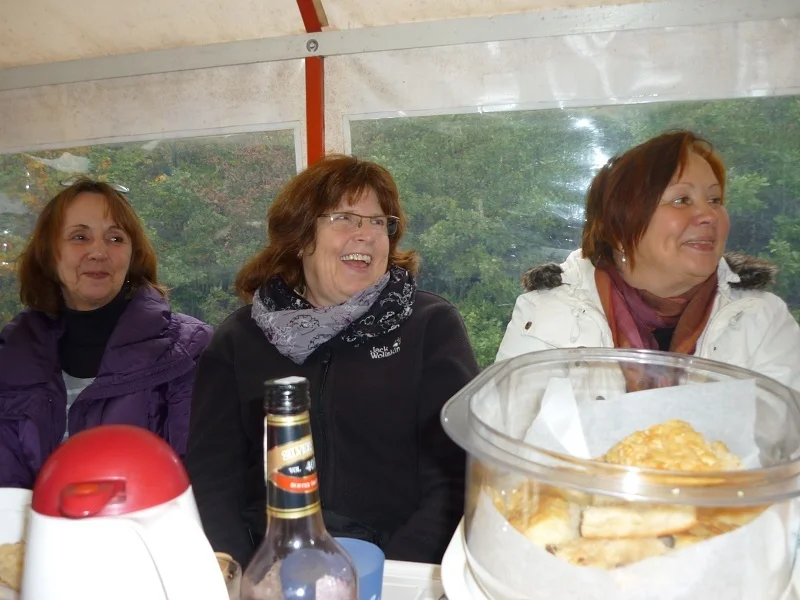Foto der Galerie: Gymnastik Frauen im Planwagen unterwegs