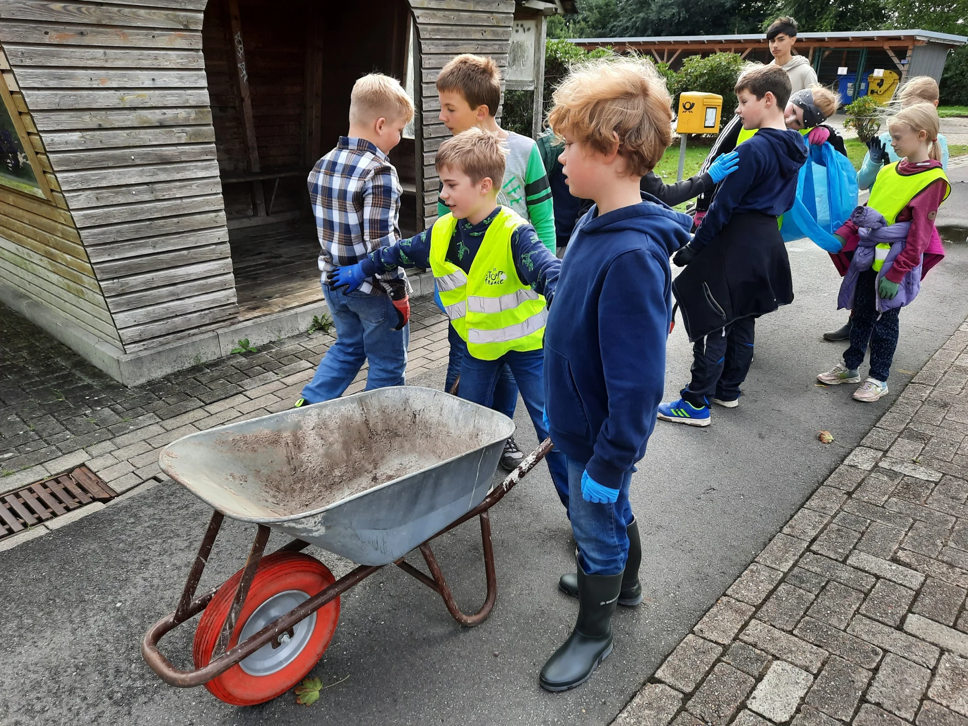Zur Galerie: Müllsammeln zum World Cleanup Day im September