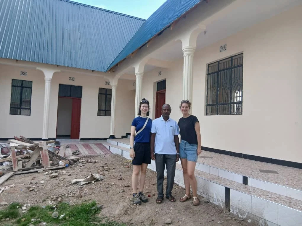 Bild: Pona17: Jasmin, Dr. Hayte, Jule vor dem Geburtshaus