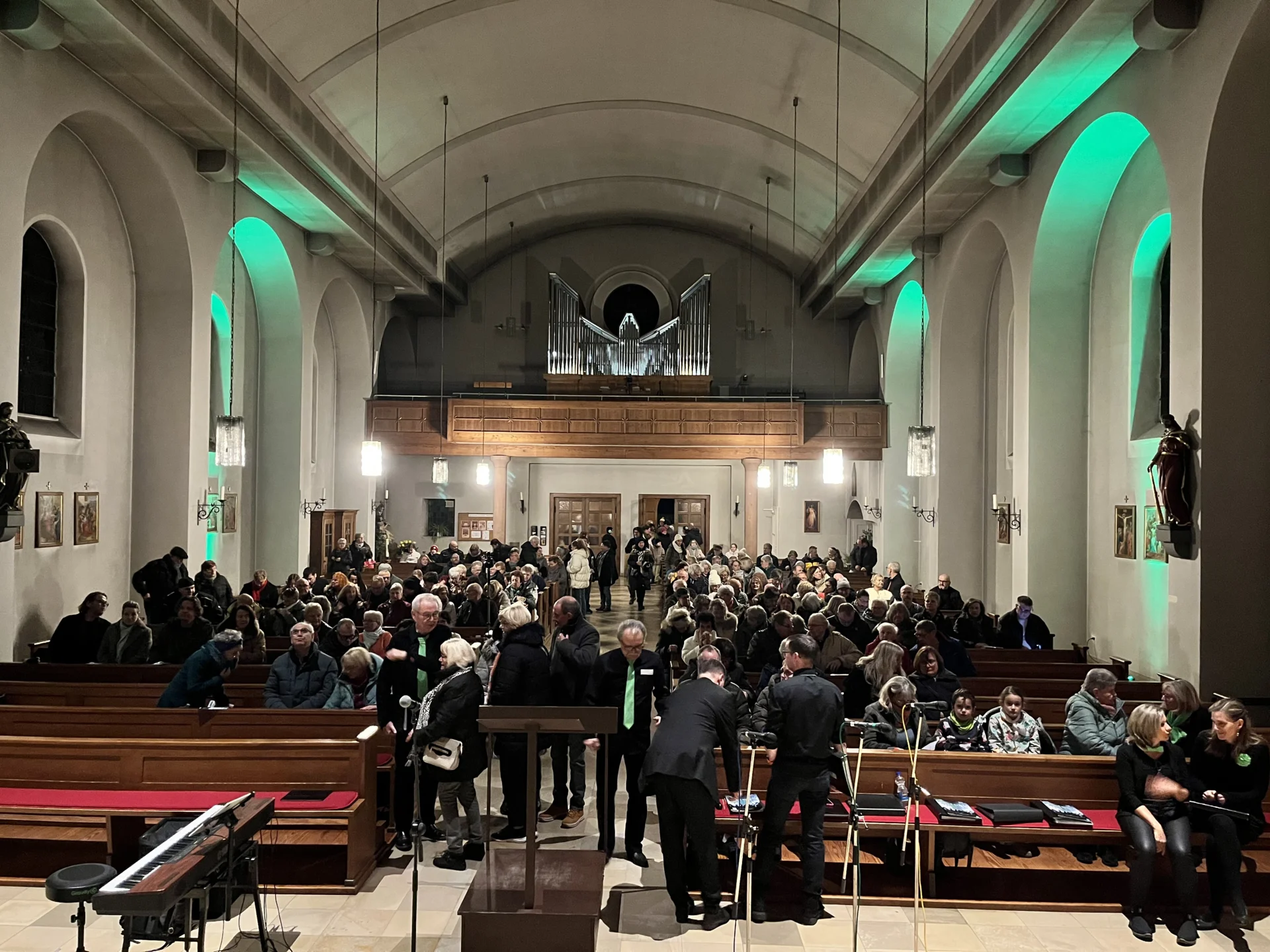 Bild: Türen auf...und die Kirche füllte sich...WOW