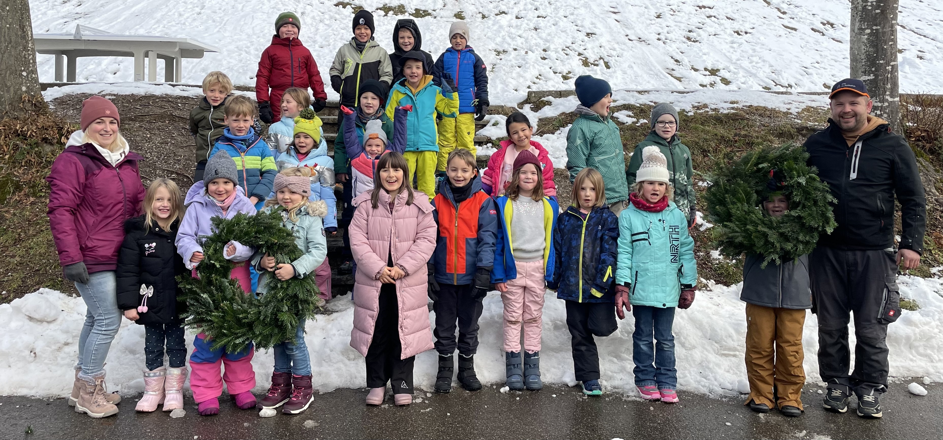 Zur Galerie: Adventskränze binden mit den Profis