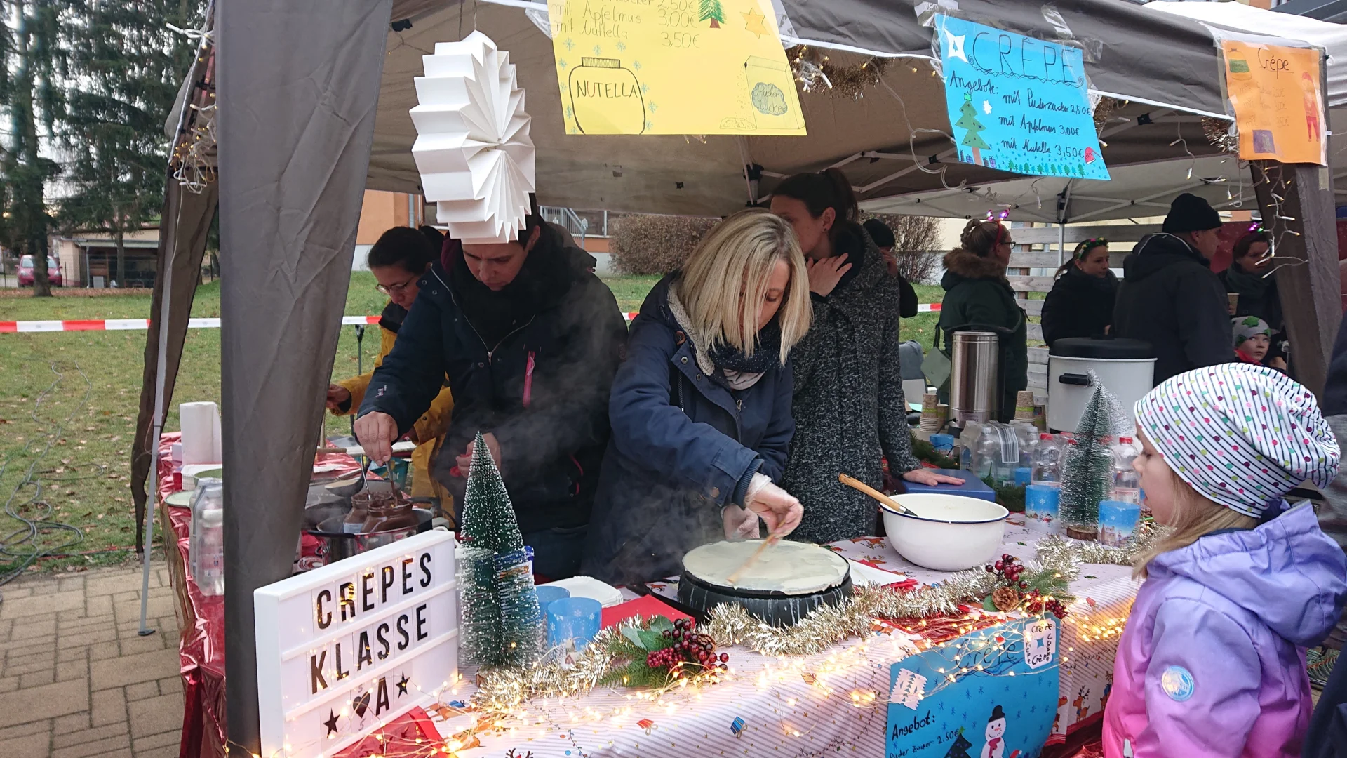 Viele Weihnachtsmarktst&auml;nde, organisiert durch die Eltern der Klassen. 