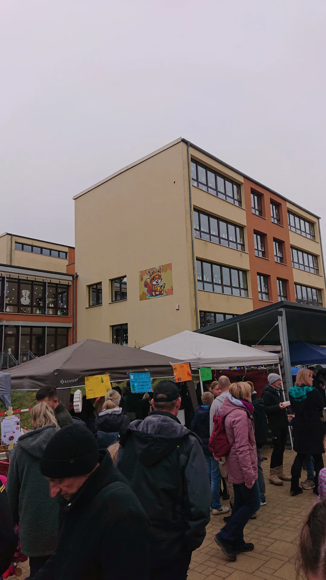 Viele Weihnachtsmarktst&auml;nde, organisiert durch die Eltern der Klassen. 