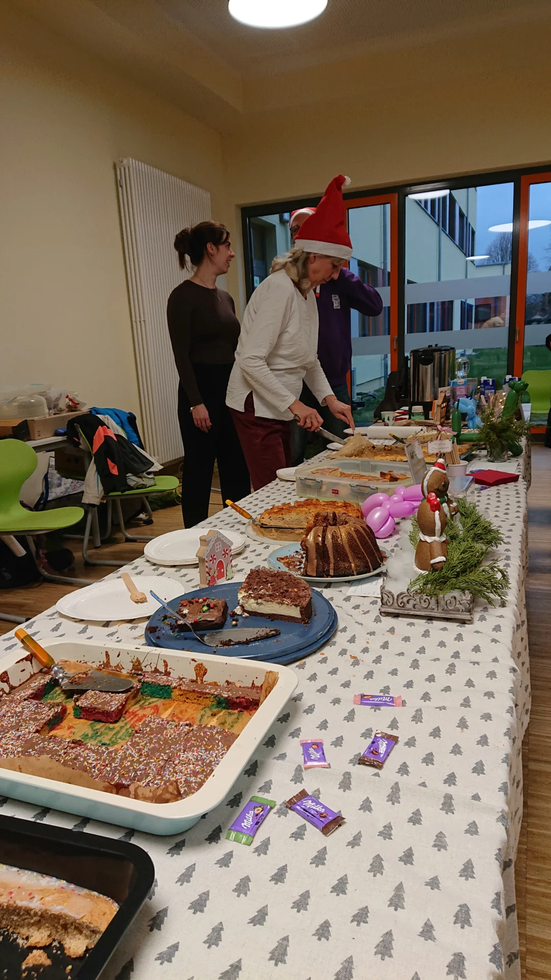 Kuchenbasar in der Mensa. 
