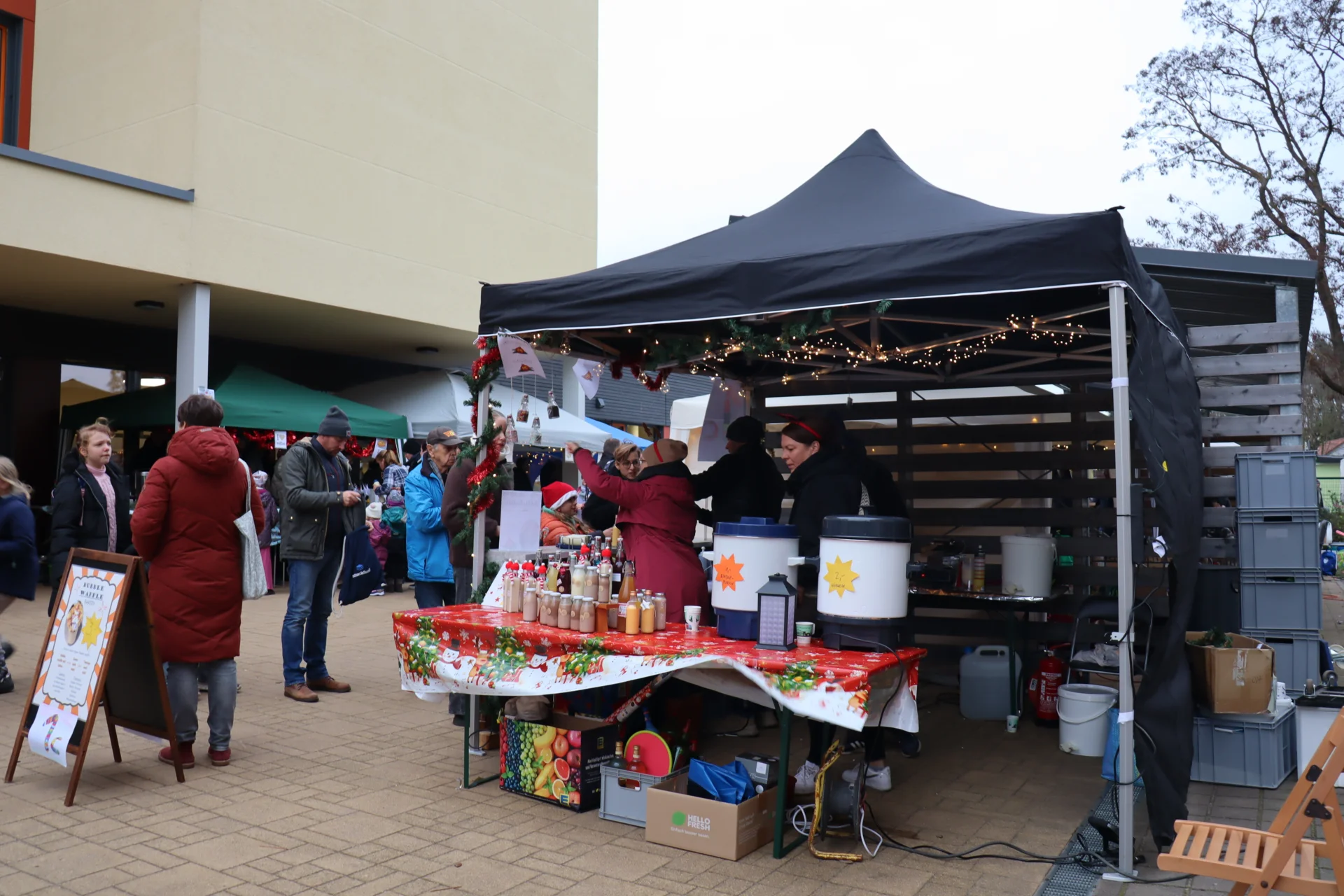 Viele Weihnachtsmarktst&auml;nde, organisiert durch die Eltern der Klassen. 