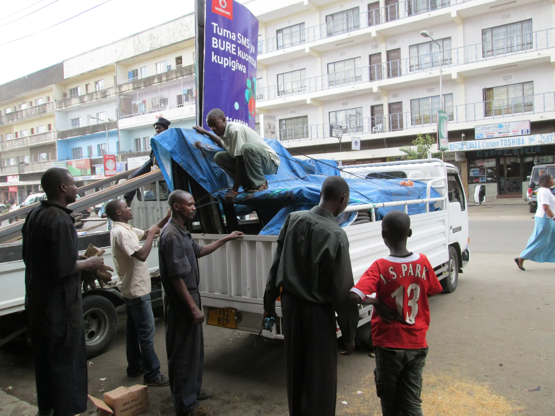 Bild: 15 Die Solaranlage und Dachmaterial wird aus Arusha nach Bassotu transportiert