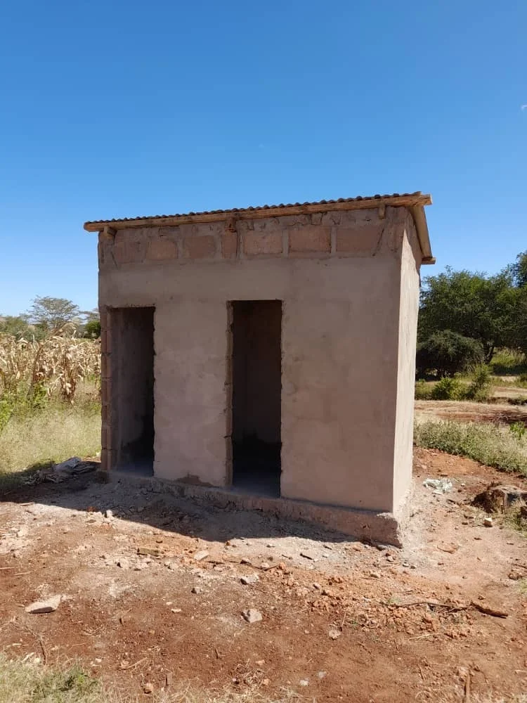Bild: 28 Ein Toilettenhäuschen und eine Dusche für die Wachmänner wurde gebaut