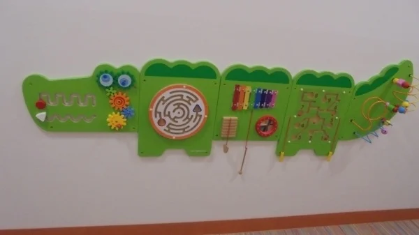 Bild: Der Flur verbindet die Räume miteinander. In Flachstrecken finden die Kinder ihre mit ihrem Namen versehenen Eigentumsfächer. An den Wänden sind Spiele angebracht, diese laden zum Verweilen ein.