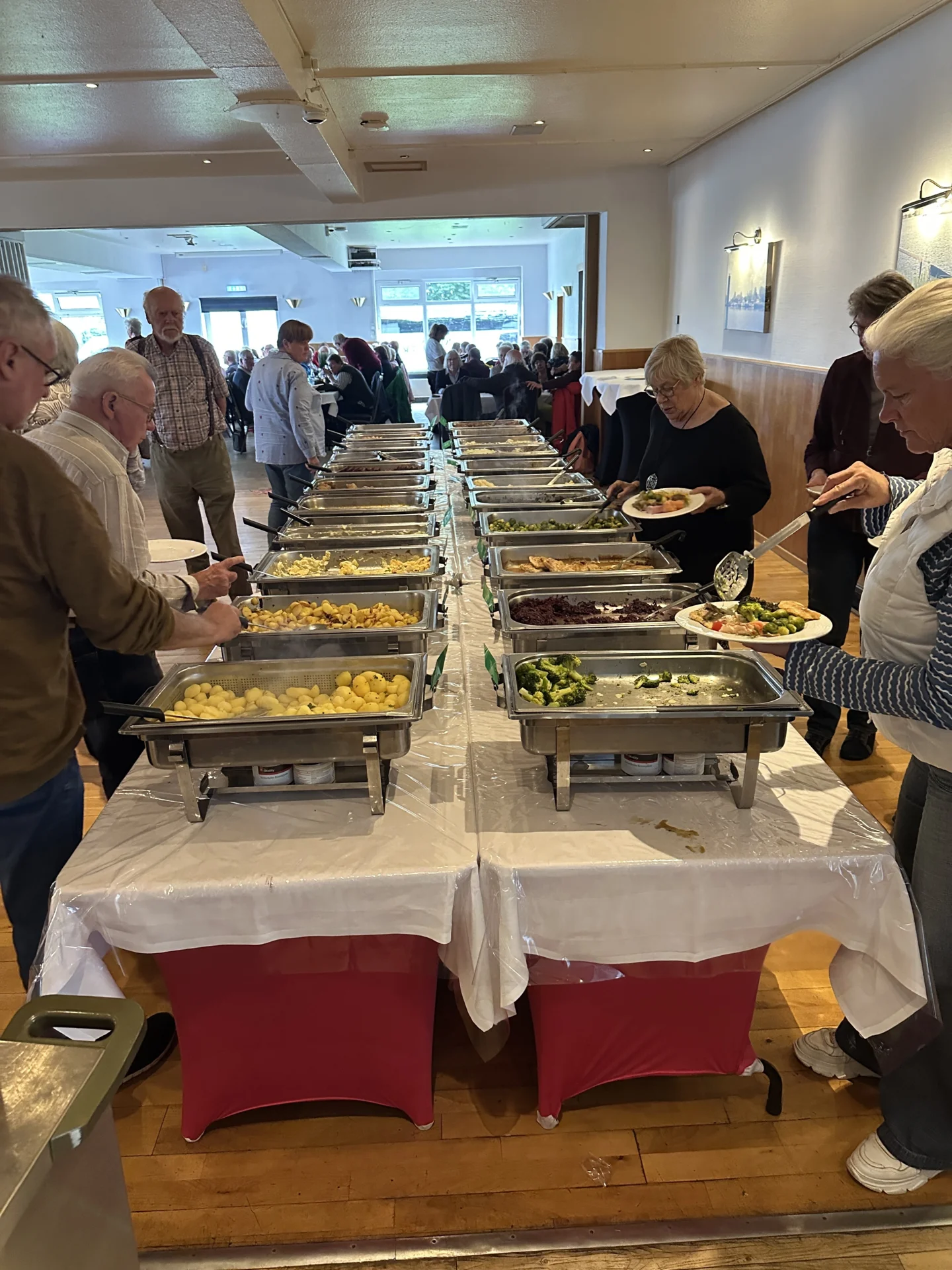Run auf's Buffet  (Bild vergr&ouml;&szlig;ern)