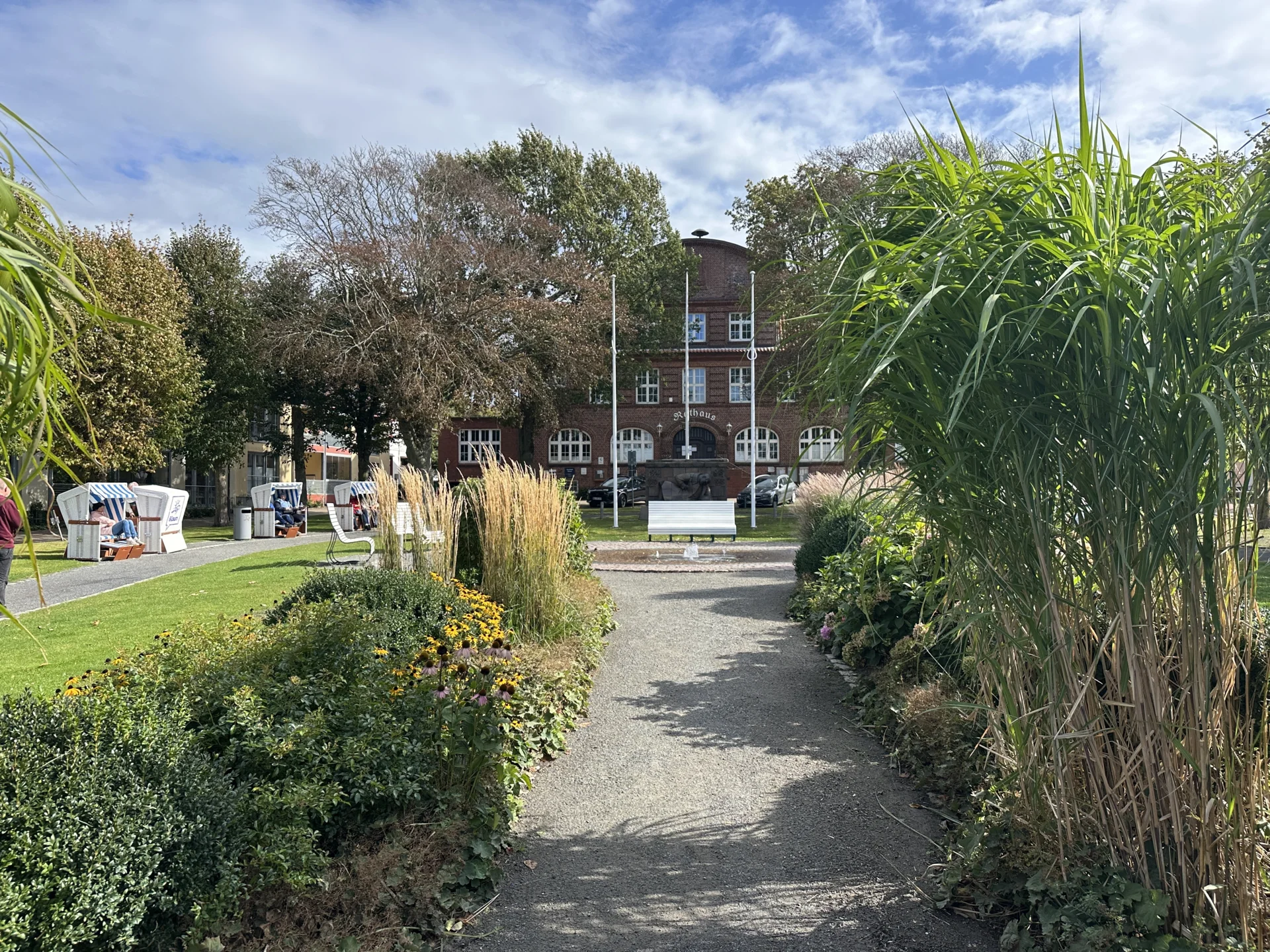 Rathaus B&uuml;sum  (Bild vergr&ouml;&szlig;ern)