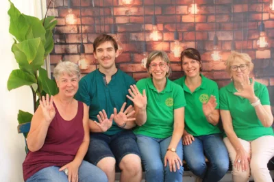 Vorschaubild: die Tombola-Crew und das Strickliesel