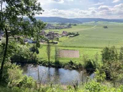 Vorschaubild: Blick über die Saale auf den Radweg