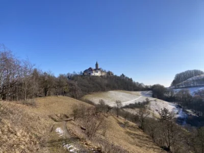 Vorschaubild: Blick zur Leuchtenburg auf dem Weg zum Dohlenstein