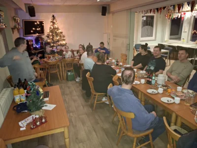 Vorschaubild: Anzugübergabe2