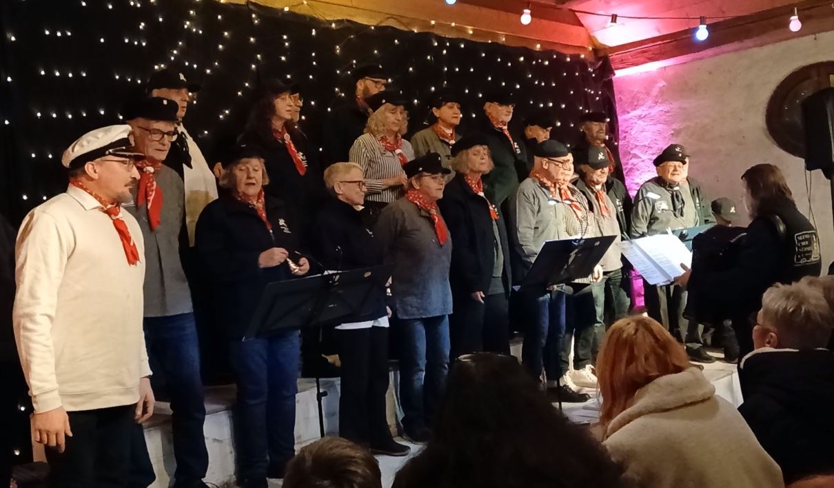 Bild: Und weihnachtlich geht es weiter im weißen Winterwald!